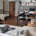 Cozy Near New York Cafe With Balcony, Parking, Ac *