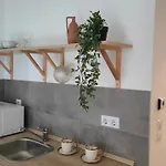 Cozy Near New York Cafe With Balcony, Parking, Ac 公寓 *