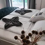 Cozy Near New York Cafe With Balcony, Parking, Ac