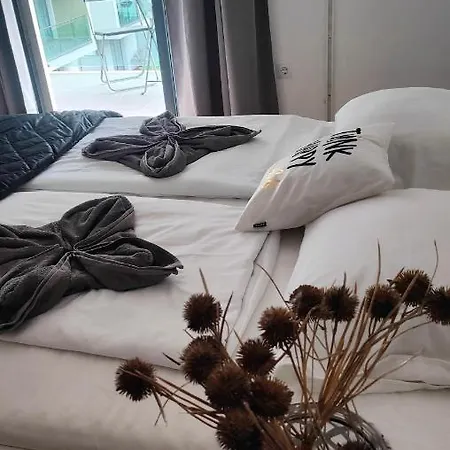 Cozy Near New York Cafe With Balcony, Parking, Ac