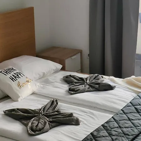 Cozy Near New York Cafe With Balcony, Parking, Ac *