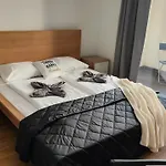 Lejlighed Cozy Near New York Cafe With Balcony, Parking, Ac