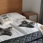 Cozy Near New York Cafe With Balcony, Parking, Ac