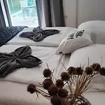 Cozy Near New York Cafe With Balcony, Parking, Ac