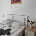 Cozy Near New York Cafe With Balcony, Parking, Ac Lejlighed