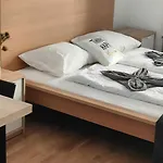 Lejlighed Cozy Near New York Cafe With Balcony, Parking, Ac