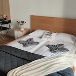Lejlighed Cozy Near New York Cafe With Balcony, Parking, Ac
