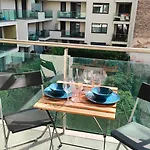 Lejlighed Cozy Near New York Cafe With Balcony, Parking, Ac
