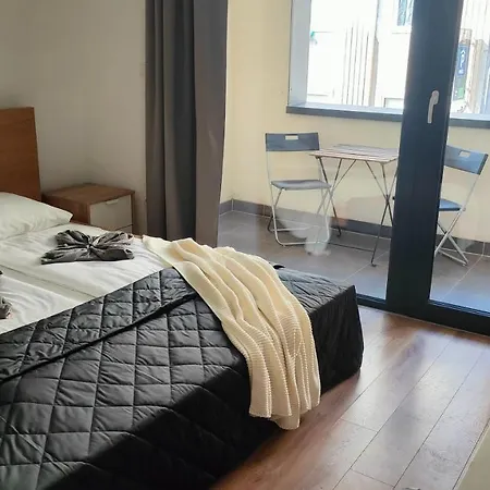 Cozy Near New York Cafe With Balcony, Parking, Ac *