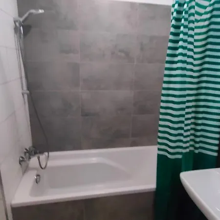 Cozy Near New York Cafe With Balcony, Parking, Ac Appartement