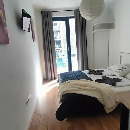Cozy Near New York Cafe With Balcony, Parking, Ac