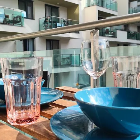 Cozy Near New York Cafe With Balcony, Parking, Ac