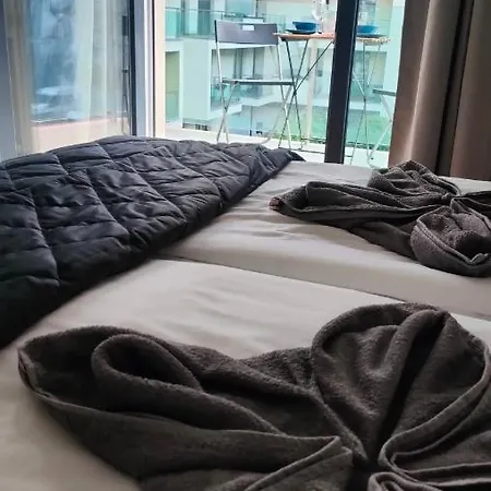 Cozy Near New York Cafe With Balcony, Parking, Ac *