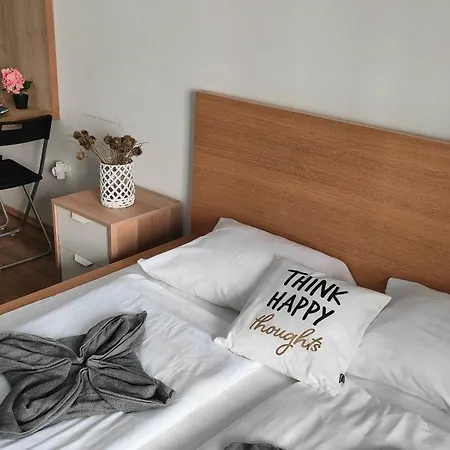 Cozy Near New York Cafe With Balcony, Parking, Ac