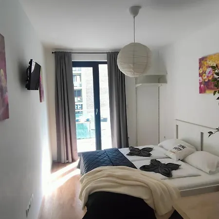 Cozy Near New York Cafe With Balcony, Parking, Ac *